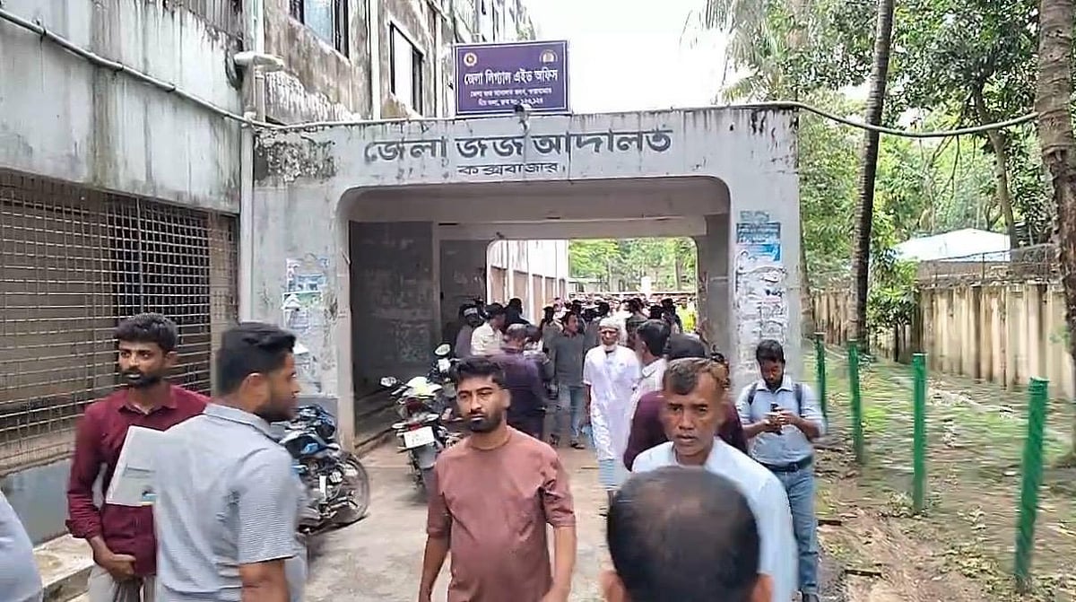 গোলাগুলি শুরু হওয়ার পর আদালত প্রাঙ্গণে আতঙ্ক ছড়িয়ে পড়ে। আজ বেলা সাড়ে ১১টায় কক্সবাজার আদালতে