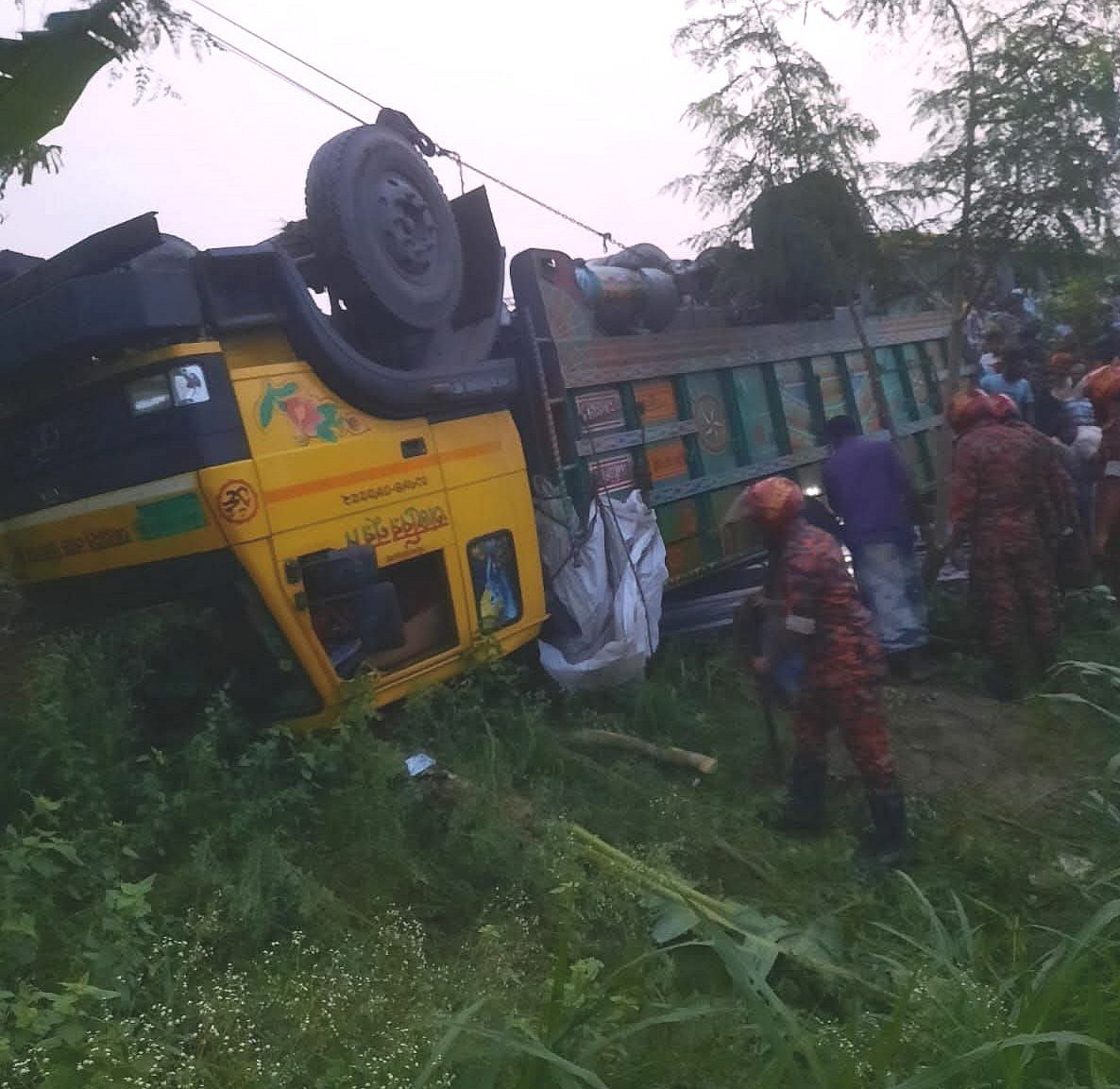 কালিহাতী উপজেলায় রডবোঝাই ট্রাক উল্টে ১৫ জন নিহত হয়েছেন। আজ সোমবার সকালে