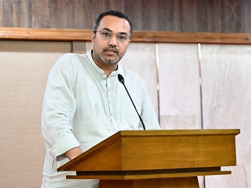 প্রধানমন্ত্রীর উপদেষ্টা ও প্রধানমন্ত্রীর কার্যালয়ের মুখপাত্র মাহদী আমিন আজ বেলা তিনটায় প্রধানমন্ত্রীর তেজগাঁও কার্যালয়ের ‘করবী’ হলে সরকারের ‘১০০ দিন পূর্তি’ উপলক্ষে সংবাদ সম্মেলনে বক্তব্য দেন। ২৫ মে ২০২৬ 