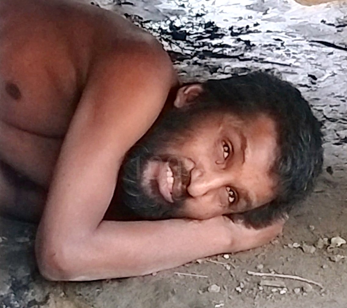 ঘরের অন্ধকার কোণে ২২ বছর ধরে কোমরে শিকল বাঁধা অবস্থায় মানসিক ভারসাম্যহীন যুবক আবুল খায়ের। গত শুক্রবার কুমিল্লার মুরাদনগর উপজেলার সোনাপুর গ্রামে