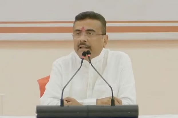 বিজেপি নেতা শুভেন্দু অধিকার পশ্চিমবঙ্গের মুখমন্ত্রী হিসেবে শপথ নেওয়ার পর প্রথম সংবাদ সম্মেলনে রাজ্যে ভারত সরকারের ২০১৯ সালের নাগরিকত্ব আইন সিটিজেনশিপ অ্যামেন্ডমেন্ট অ্যাক্ট (সিএএ) কার্যকর এবং ‘অবৈধ’ বাংলাদেশিদের ফেরত পাঠানোর ঘোষণা দিয়েছিলেন 