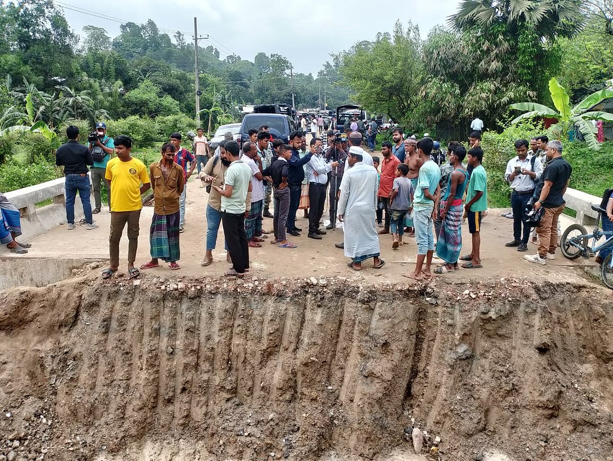 আইনশৃঙ্খলা রক্ষাকারী বাহিনীর অভিযান ঠেকাতে কয়েকটি স্থানে রাস্তা কেটে ফেলে সন্ত্রাসীরা। গতকাল রোববার গভীর রাতে চট্টগ্রামের সীতাকুণ্ডের জঙ্গল সলিমপুরে ঘটেছে এ ঘটনা। আজ সকালে তোলা