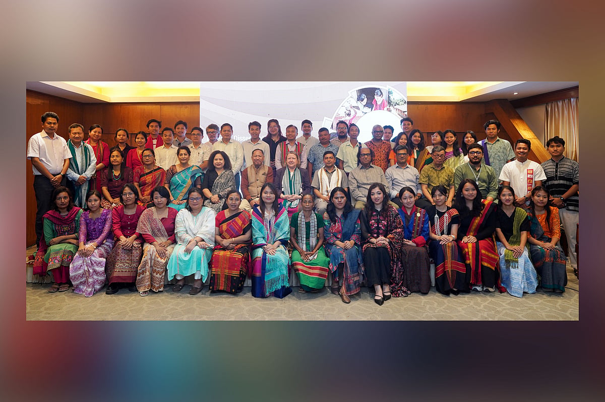 চট্টগ্রামের একটি হোটেলে ‘আদিবাসী তরুণ ও জলবায়ু পরিবর্তন বিষয়ে গবেষণার ফলাফল উপস্থাপন ও মতবিনিময় সভা’ অনুষ্ঠিত হয়