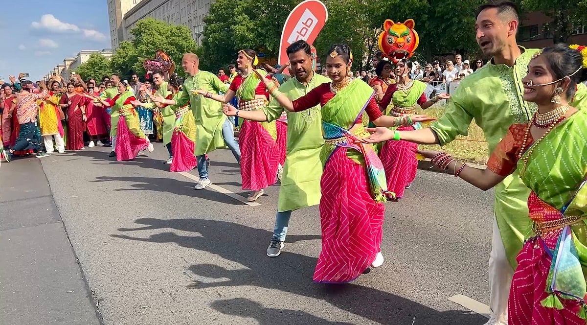 বার্লিনে বিশ্বসংস্কৃতির মহামিছিলে প্রবাসী বাংলাদেশিরা