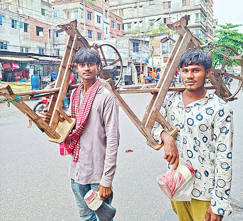 ছুরি-বঁটি ধার দেওয়ার কাজ খুঁজছেন দুই বন্ধু ইমদাদুল ও নাজমুল। গতকাল রাজধানীর দয়াগঞ্জ এলাকায়