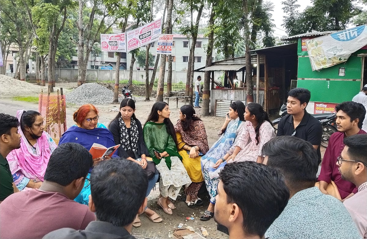 জামালপুর বন্ধুসভার পাঠচক্রে ‘যদ্যপি আমার গুরু’