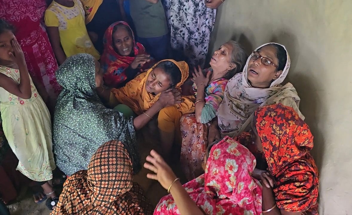 টাঙ্গাইলের কালিহাতীতে রডবোঝাই ট্রাক উল্টে নওগাঁর মান্দা উপজেলার রাজেন্দ্রবাটি গ্রামের নিহত ব্যক্তিদের বাড়িতে স্বজনদের আহাজারি। আজ সোমবার দুপুরে তোলা