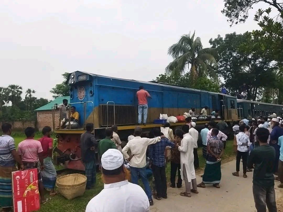 ঢাকাগামী ‘জামালপুর কমিউটার’ ট্রেনটি গফরগাঁও উপজেলার হাতীখলা এলাকায় পৌঁছালে ইঞ্জিনে যান্ত্রিক ত্রুটি দেখা দেয়। আজ সকালে তোলা