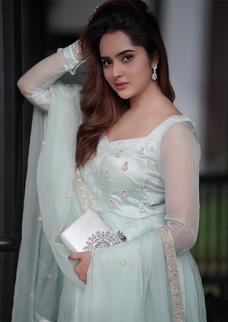 প্যাস্টেল মিন্ট আনারকলিতে চোখজুড়ানো কেয়া-পুতুল 