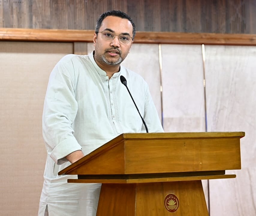 ধানমন্ত্রীর উপদেষ্টা ও প্রধানমন্ত্রীর কার্যালয়ের মুখপাত্র মাহদী আমিন আজ বিকেল ৩ টায় প্রধানমন্ত্রীর তেজগাঁও কার্যালয়ের ‘করবী’ হলে সরকারের ‘১০০ দিন পূর্তি’ উপলক্ষে সংবাদ সম্মেলনে বক্তব্য দেন।  ২৫ মে