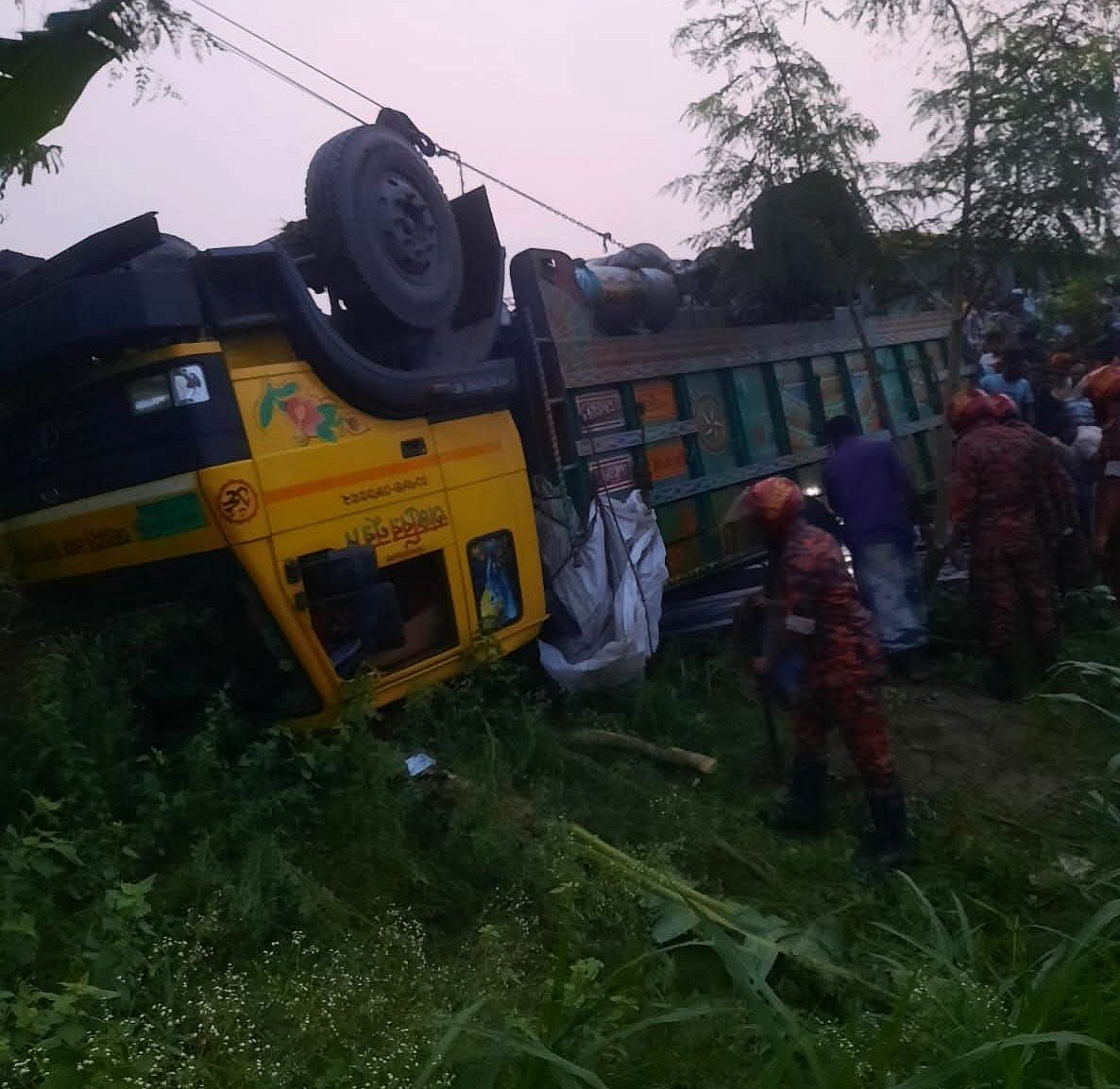 কালিহাতী উপজেলায় রডবোঝাই ট্রাক উল্টে ১৫ জন নিহত হয়েছেন। আজ সোমবার সকালে 