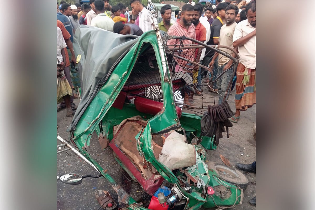 বাসের চাপায় অটোরিকশাটি দুমড়েমুচড়ে যায়। আজ মঙ্গলবার সন্ধ্যায় সিরাজগঞ্জের উল্লাপাড়া উপজেলার সিরাজগঞ্জ-নাটোর মহাসড়কে সিআরবিসি এলাকায়