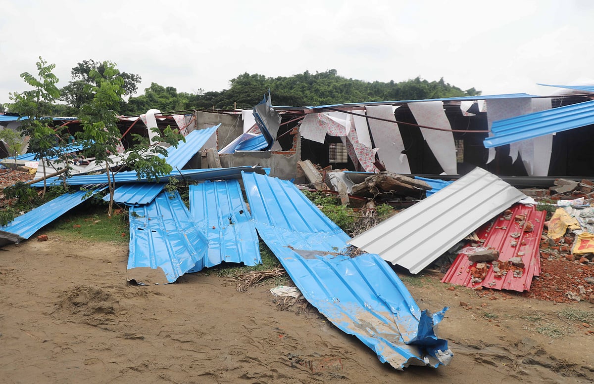 চট্টগ্রামের জঙ্গল সলিমপুরে বুলডোজার দিয়ে গুঁড়িয়ে দেওয়া হয় যৌথ বাহিনীর একটি ক্যাম্প। গতকাল সকালে তোলা