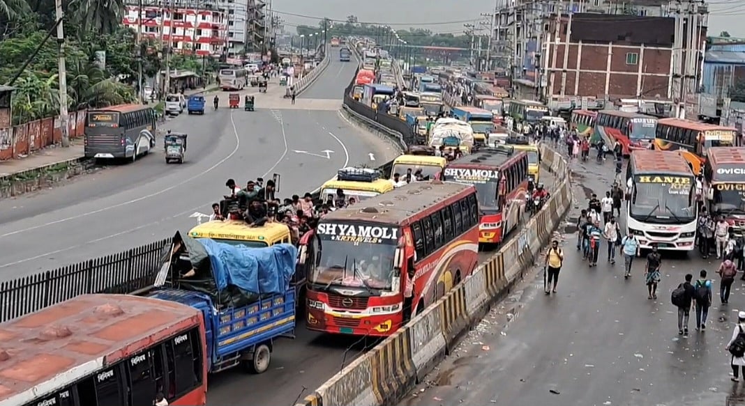 ঢাকা–টাঙ্গাইল মহাসড়কে গাজীপুরের কালিয়াকৈর উপজেলার চন্দ্রা ত্রিমোড়ে আটকে আছে গাড়ি। আজ মঙ্গলবার সকাল ৯টায়
