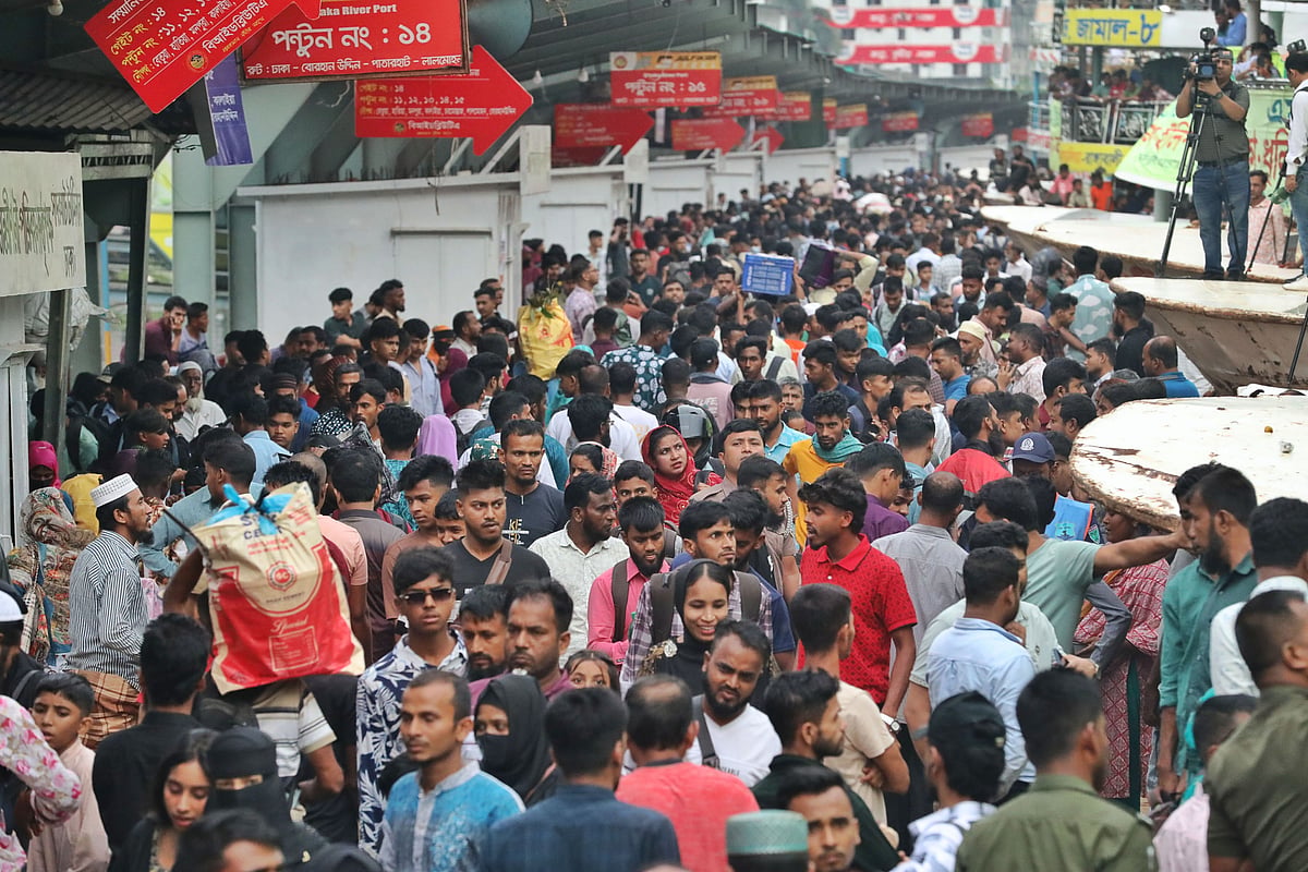 ঈদ উদ্‌যাপনে প্রিয়জনের কাছে ফিরতে নৌপথে রাজধানী ছাড়ছেন ঘরমুখী মানুষ। মঙ্গলবার বিকেলে সদরঘাট লঞ্চ টার্মিনালে ছিল যাত্রীদের উপচে পড়া ভিড়