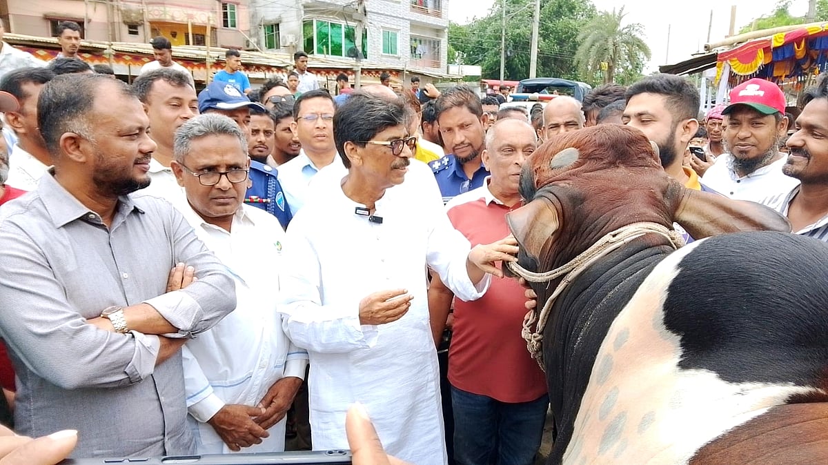কুমিল্লা নগরের নেউরা পশুর হাট পরিদর্শনে গিয়ে ক্রেতা-বিক্রেতাদের সঙ্গে কথা বলেন মৎস্য ও প্রাণিসম্পদ এবং কৃষিমন্ত্রী মোহাম্মদ আমিন উর রশিদ। মঙ্গলবার দুপুরে