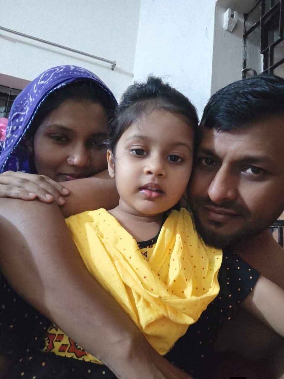বরিশালে বাসের ধাক্কায় নিহত ফিরোজ মাহমুদ, তাঁর স্ত্রী মনিরা ও মেয়ে জান্নাত