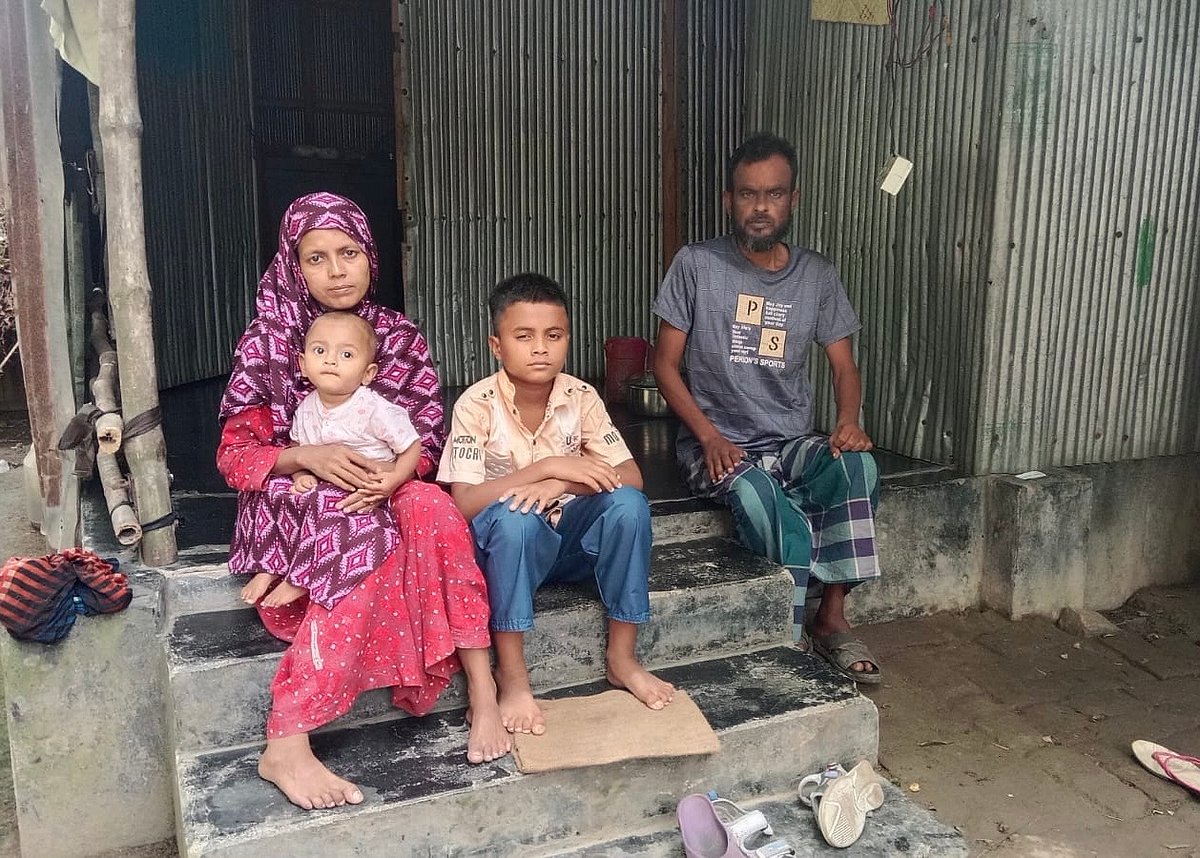ঝিনাইদহ ইজিবাইক হারানো শিশু সিয়ামের সঙ্গে তার পরিবার। মঙ্গলবার সকালে ঝিনাইদহ পৌর এলাকার কাঞ্চনপুর পশ্চিমপাড়ায়