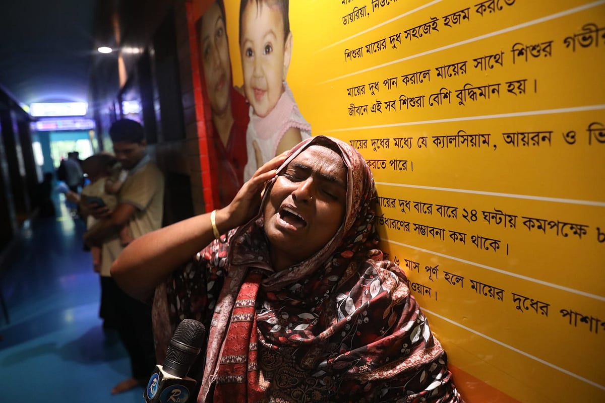 আদ্–দ্বীন হাসপাতালে স্বজনের আহাজারি। আজ বুধবার সকালে