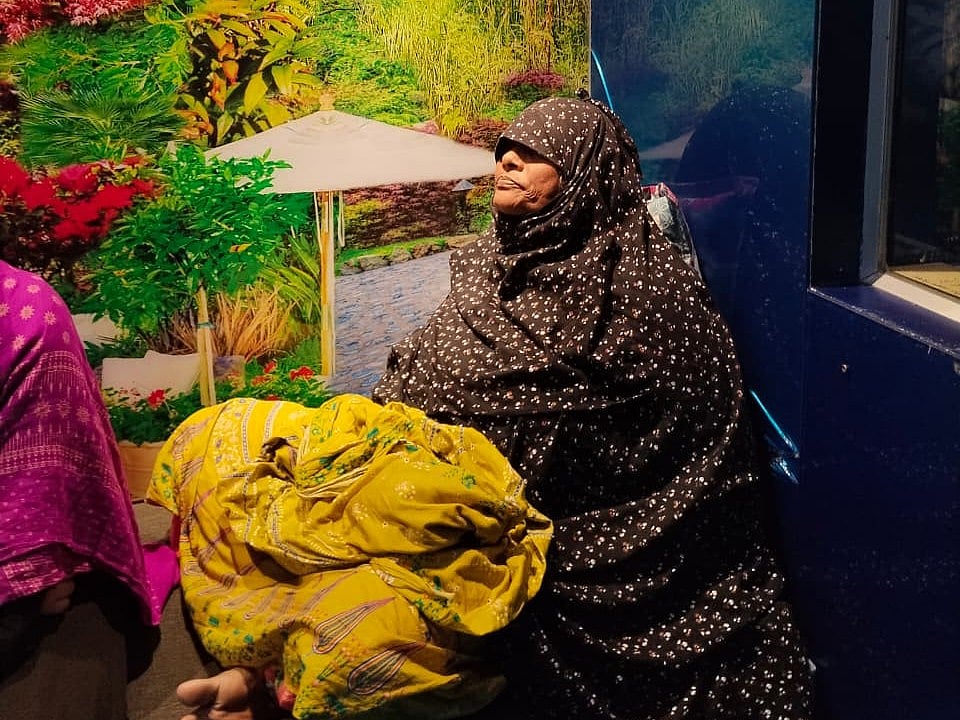 চলে গেছে আদরের নাতনি। শোকাহত দাদি নির্বাক বসে। আজ বুধবার দুপুরে মগবাজারের আদ্-দ্বীন হাসপাতালে