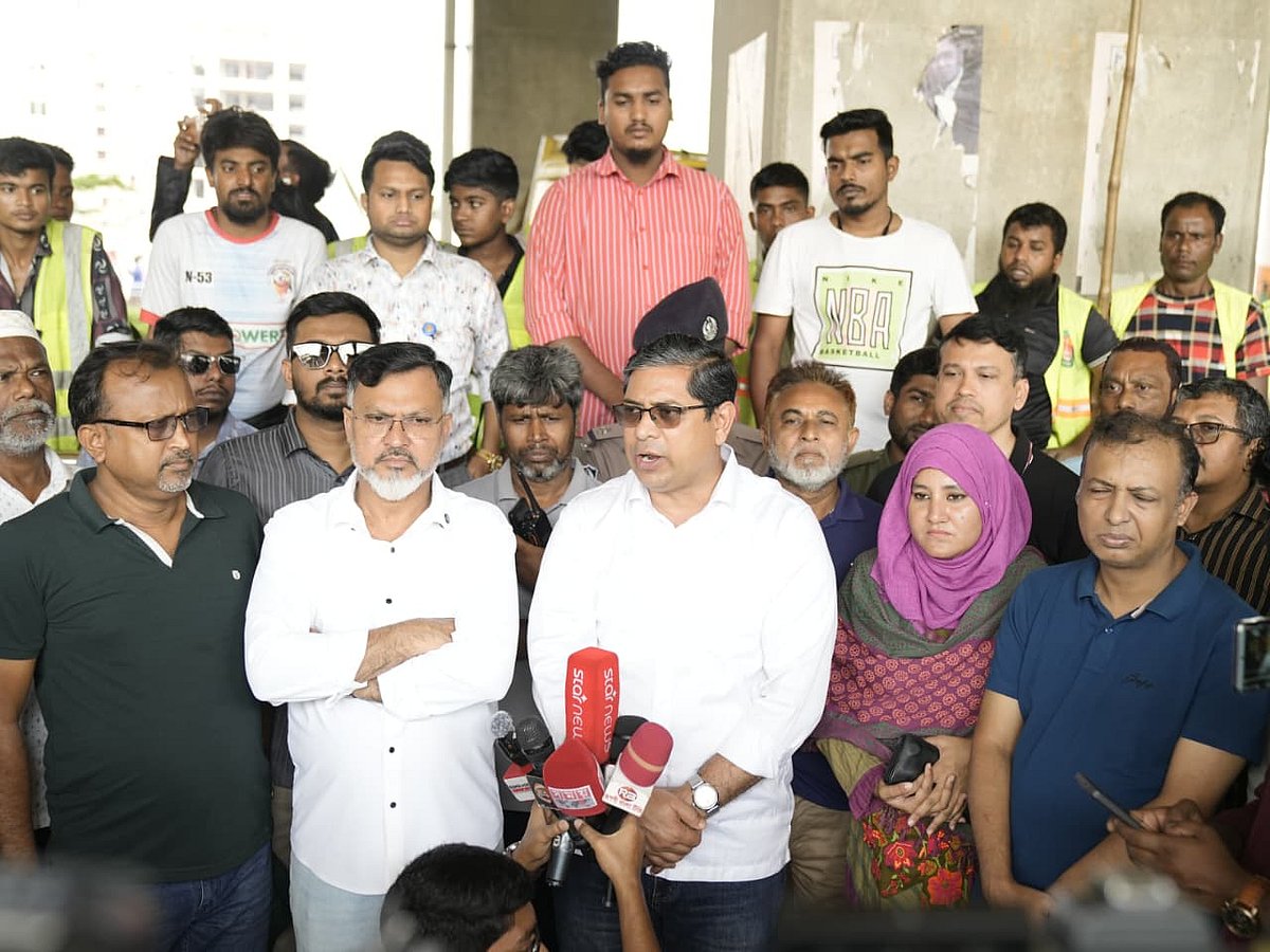 সাংবাদিকদের সঙ্গে কথা বলছেন এলজিআরডি প্রতিমন্ত্রী মীর শাহে আলম। রাজধানীর উত্তরার দিয়াবাড়ি এলাকায়, ২৭ মে