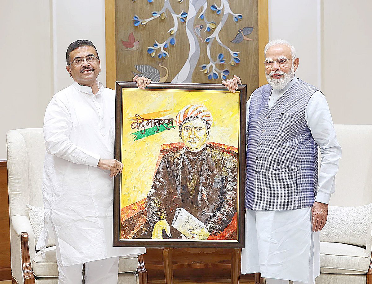 দিল্লিতে নরেন্দ্র মোদির হাতে বঙ্কিমচন্দ্রের ছবি তুলে দেন শুভেন্দু অধিকারী