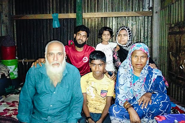 গ্রামের বাড়িতে দাদা-দাদি, মা-বাবা ও ছোট বোনের সঙ্গে সাইদুল