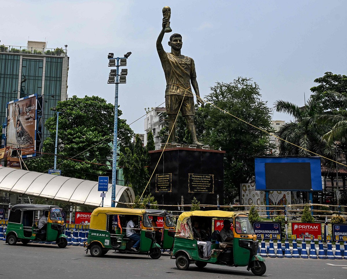 সরিয়ে ফেলা হচ্ছে মেসির ভাস্কর্য