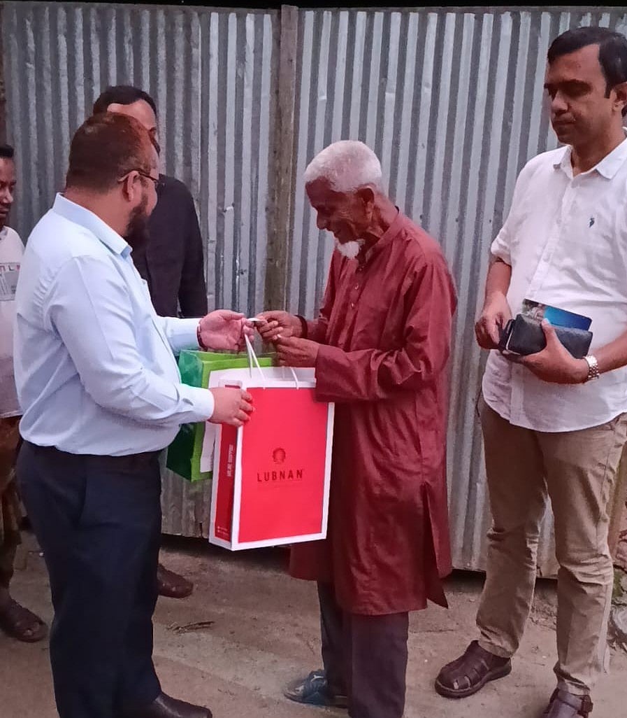 লুৎফর রহমানকে প্রধানমন্ত্রীর পক্ষ থেকে ঈদ উপহার দেওয়া হয়েছে। মঙ্গলবার বিকেলে গাইবান্ধা সদর উপজেলার বাগুড়িয়া গ্রামে