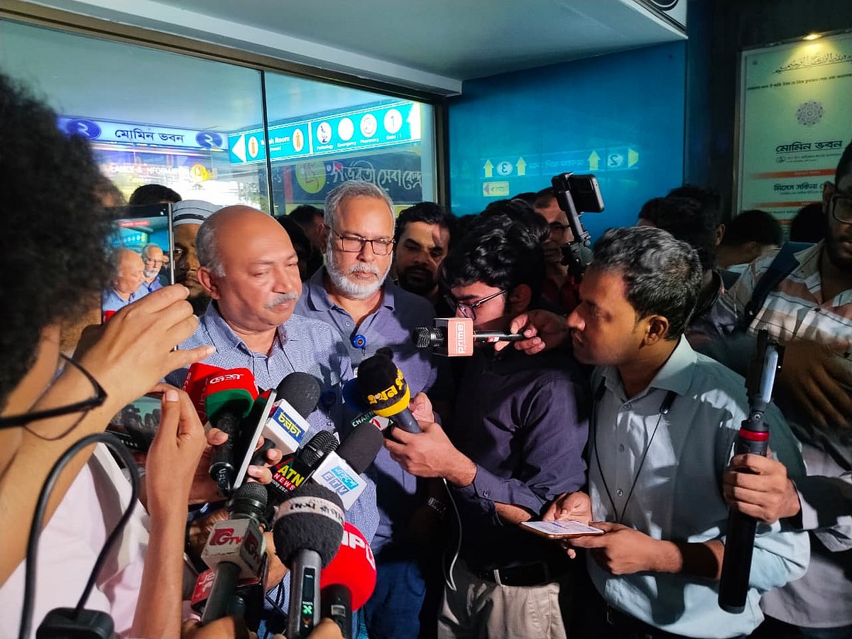 আদ্–দ্বীন হাসপাতালে ছয় শিশুর মৃত্যুর ঘটনায় সংবাদিকদের সঙ্গে কথা বলেন স্বাস্থ্য অধিদপ্তরের মহাপরিচালক (ডিজি) অধ্যাপক  প্রভাত চন্দ্র বিশ্বাস। আজ বুধবার দুপুরে