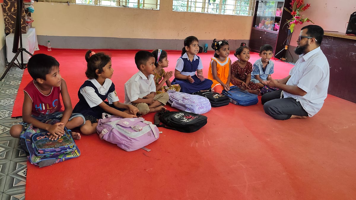 দৃষ্টি প্রতিবন্ধী স্কুলশিক্ষক আব্দুল মালেক শিশুদের পাঠদানের পাশাপাশি গান ও তবলা বাজানো শেখান। সম্প্রতি নড়িয়ার পাইকপাড়া সরকারি প্রাথমিক বিদ্যালয়ে
