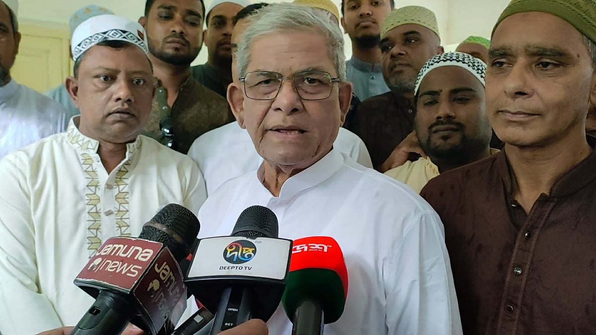 মির্জা ফখরুল ইসলাম আলমগীর আজ বৃহস্পতিবার সকালে ঠাকুরগাঁও বালক উচ্চবিদ্যালয়ের বড়মাঠে ঈদের নামাজ আদায় করেন
