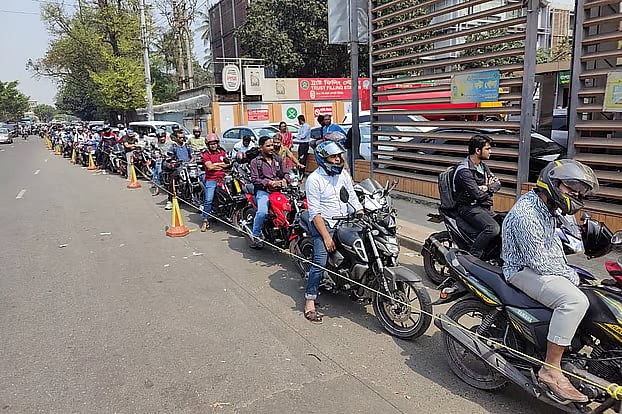 জ্বালানি তেলের জন্য রাজধানীর তেজগাঁওয়ের ট্রাস্ট ফিলিং স্টেশনে মোটরসাইকেলচালকদের দীর্ঘ সারি