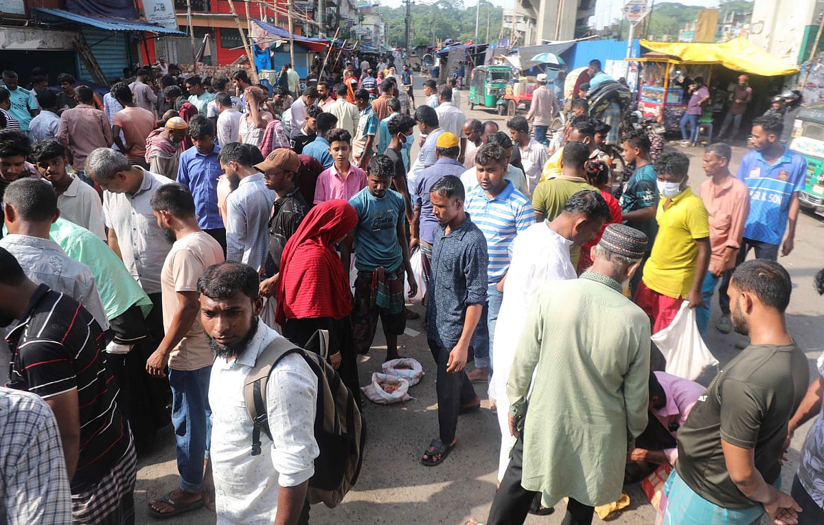 চট্টগ্রাম নগরের দেওয়ান হাটে ছুটা মাংস বিক্রির হাট। আজ বেলা তিনটার দিকে