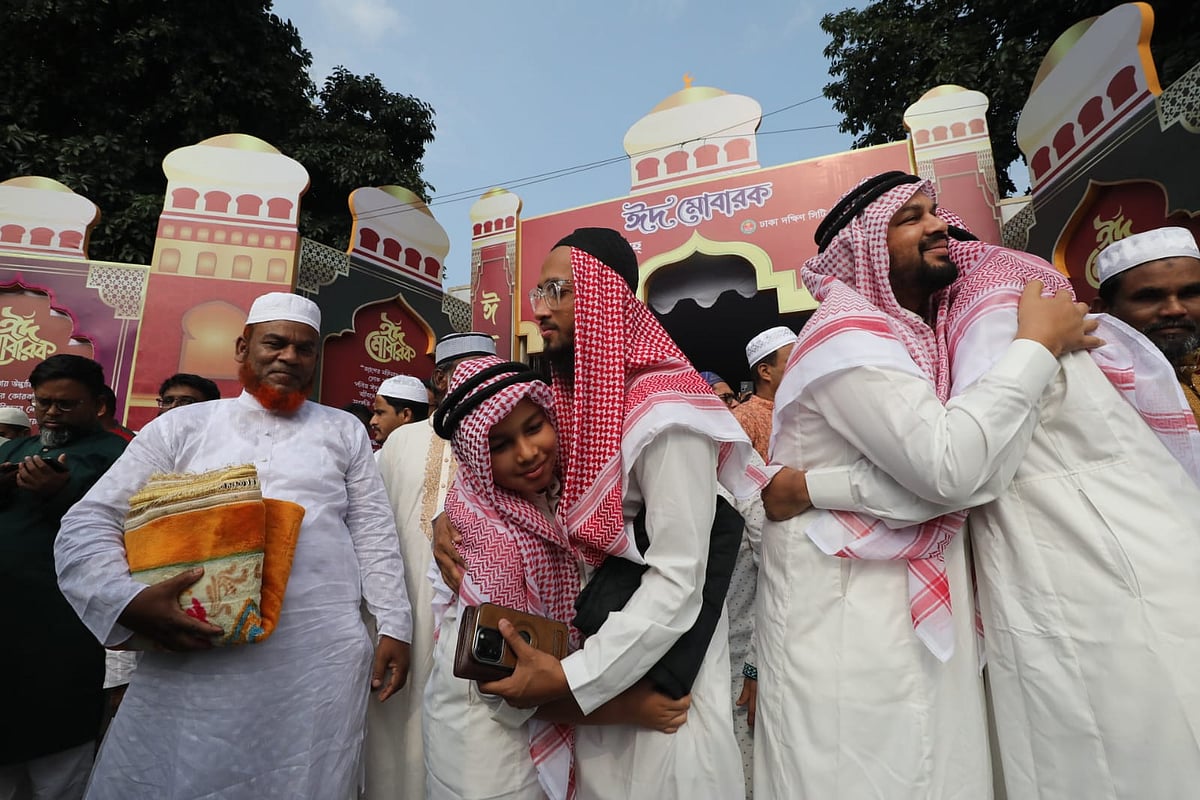 জাতীয় ঈদগাহে পবিত্র ঈদুল আজহার প্রধান জামাত অনুষ্ঠিত হয়। ঢাকা, ২৮ মে
