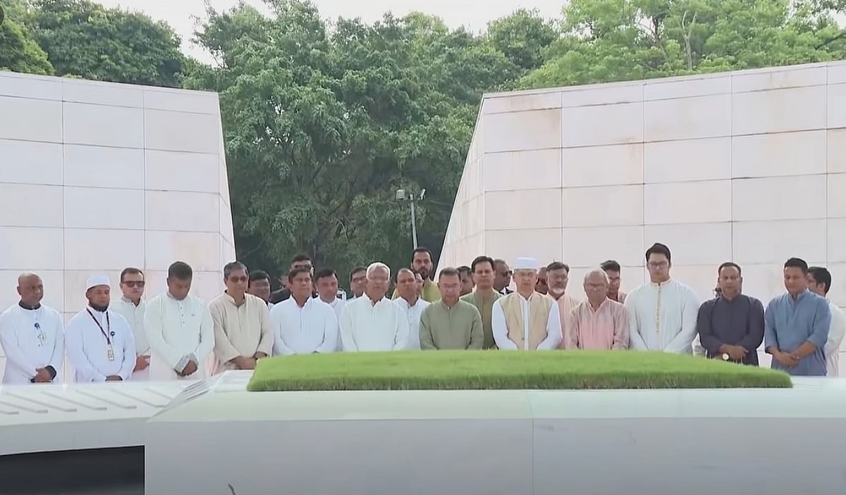 সাবেক রাষ্ট্রপতি জিয়াউর রহমান ও সাবেক প্রধানমন্ত্রী খালেদা জিয়ার কবর জিয়ারত করেন তারেক রহমান ও দলের নেতা–কর্মীরা। জিয়া উদ্যান, শেরেবাংলা নগর, ঢাকা