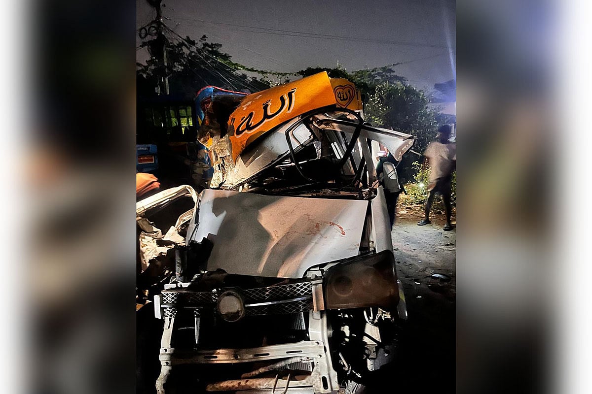 দুর্ঘটনায় দুমড়ে-মুচড়ে যাওয়া লেগুনা। বৃহস্পতিবার রাতে চট্টগ্রাম-কক্সবাজার মহাসড়কের শিকলবাহা এলাকায়