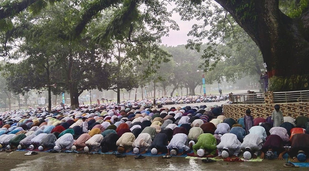 কিশোরগঞ্জের ঐতিহাসিক শোলাকিয়ায় মুষলধারে বৃষ্টিতে ভিজে পবিত্র ঈদুল আজহার নামাজ আদায় করেন মুসল্লিরা। আজ বৃহস্পতিবার সকাল ৯টার দিকে