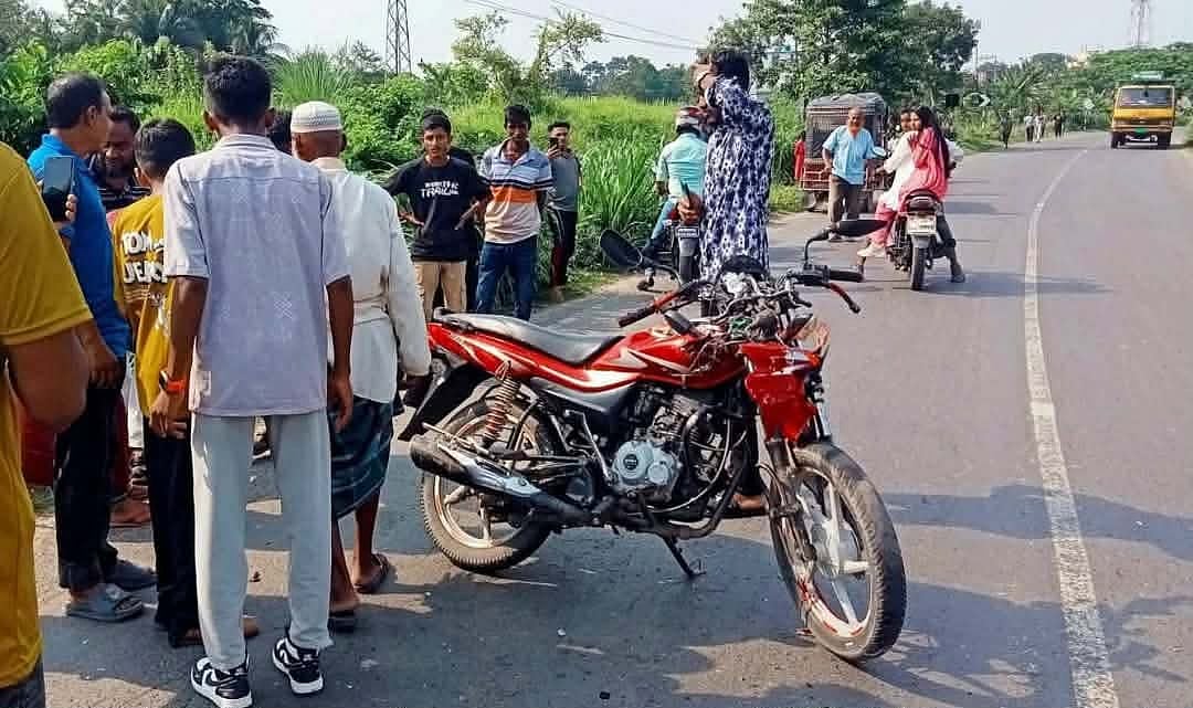 দুর্ঘটনায় ক্ষতিগ্রস্ত মোটরসাইকেল। আজ বৃহস্পতিবার বেলা সাড়ে তিনটার দিকে নড়াইলের লোহাগড়া উপজেলার আলামুন্সির মোড় নামক এলাকায়