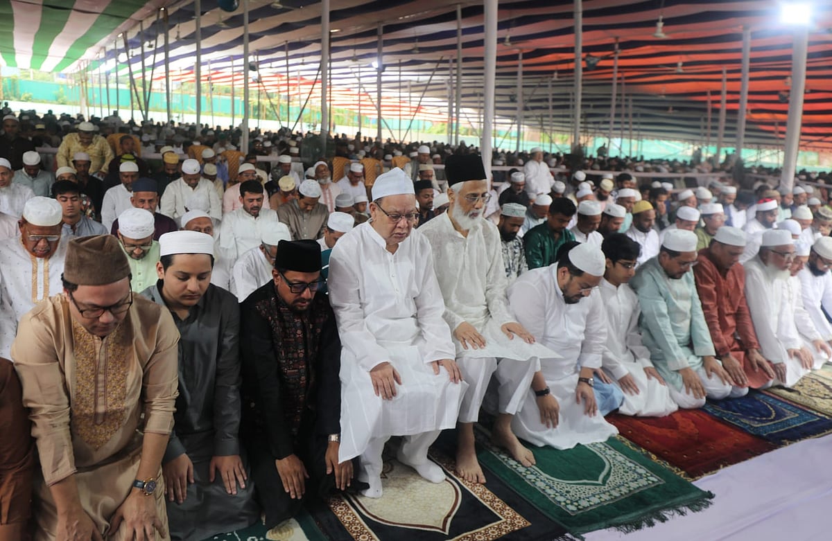 চট্টগ্রাম নগরের জমিয়াতুল ফালাহ জাতীয় মসজিদ ময়দানে অনুষ্ঠিত হয় ঈদের প্রধান জামাত