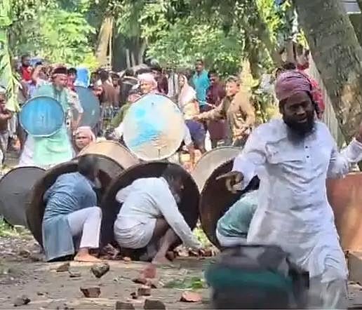 ঢাল-সড়কি, ইটপাটকেলসহ দেশীয় অস্ত্রশস্ত্র নিয়ে সংঘর্ষে জড়িয়ে পড়েন দুই পক্ষের লোকজন। আজ বৃহস্পতিবার ফরিদপুরের ভাঙ্গা উপজেলার আলগী ইউনিয়নের পূর্ব আড়ুয়াকান্দী গ্রামে