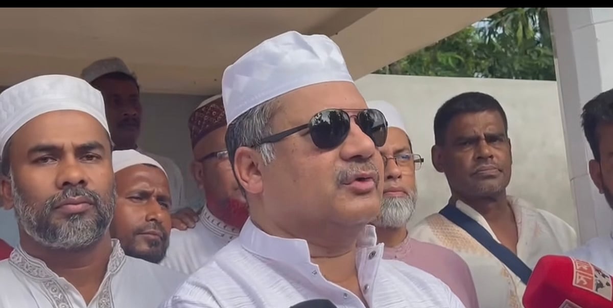 বরিশালের গৌরনদীতে ঈদুল আজহার নামাজ আদায়ের পর সাংবাদিকদের সঙ্গে কথা বলেন তথ্যমন্ত্রী জহির উদ্দিন স্বপন। বৃহস্পতিবার সকালে