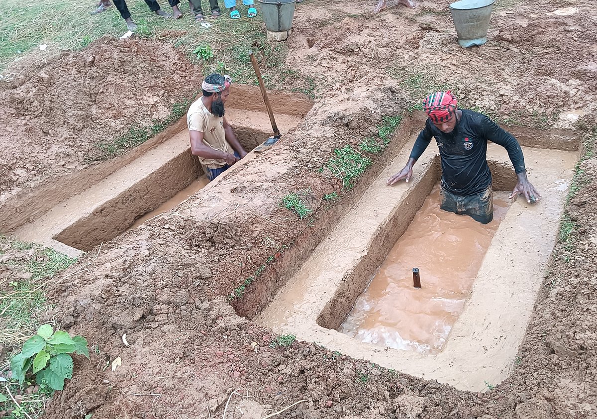 মৃত দুই বন্ধুকে দাফন করতে পাশাপাশি দুটি কবর খোঁড়া হয়। গতকাল বিকেলে রংপুরের তারাগঞ্জের খিয়ারডাঙ্গা কবরস্থানে