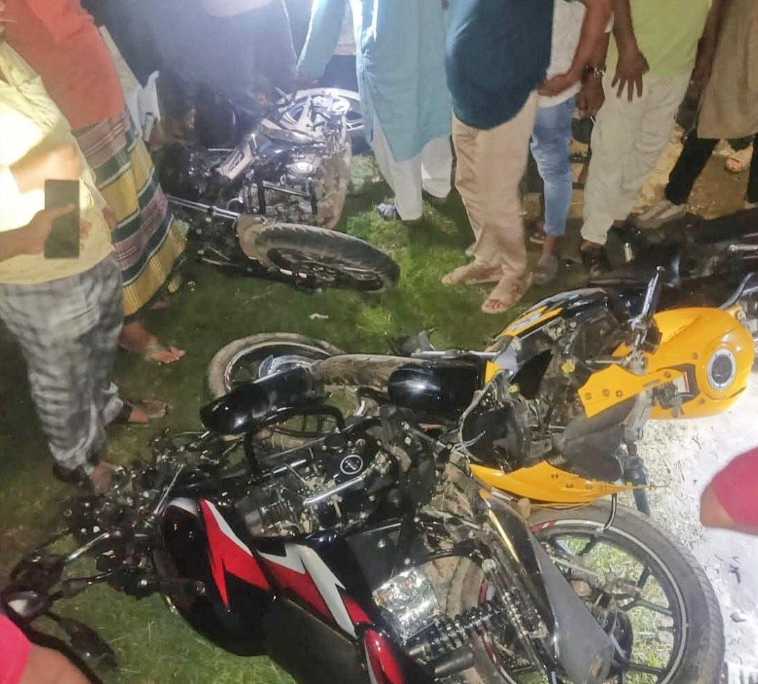 বগুড়ার শেরপুরে গতকাল বৃহস্পতিবার রাতে সড়ক দুর্ঘটনায় দুমড়েমুচড়ে গেছে তিনটি মোটরসাইকেল। এতে দুই তরুণ আরোহী নিহত হয়েছেন
