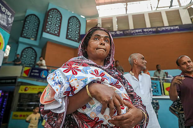 মৃত নাতনিকে কোলে নিয়ে হাসপাতাল ছাড়ছেন দাদি। রাজধানীর আদ্-দ্বীন মেডিকেল কলেজ হাসপাতালে, ২৭ মে ২০২৬