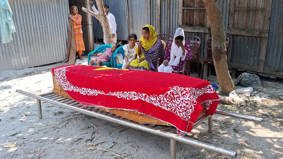 নিহত শ্রাবণের লাশের পাশে তাঁর স্ত্রী ও সন্তানেরা। গতকাল দুপুরে মুন্সিগঞ্জের সদর উপজেলার আধারা ইউনিয়নের বকুলতলা গ্রামে