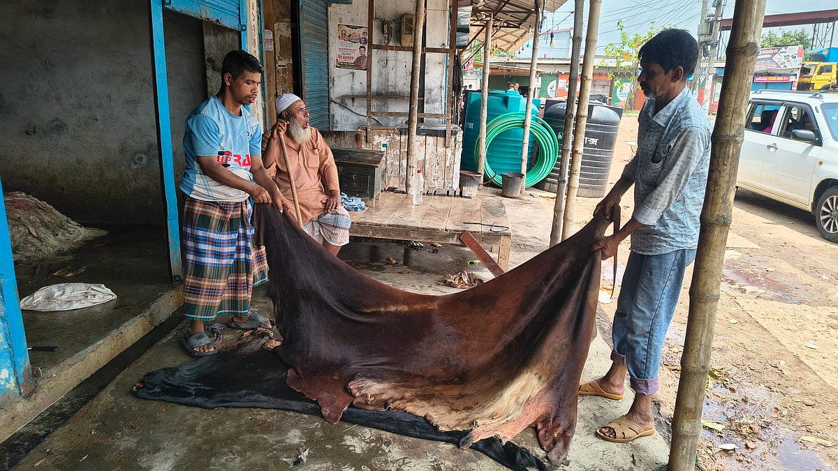 দক্ষিণ অঞ্চলের সবচেয়ে বড় পাইকারি চামড়ার মোকামে চামড়া প্রক্রিয়াজাতকরণের ব্যস্ত শ্রমিকেরা। আজ শুক্রবার সকালে