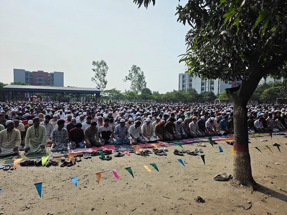 পবিত্র ঈদুল আজহার জামাতে ঢাকা কেন্দ্রীয় কারাগারের বন্দীরা