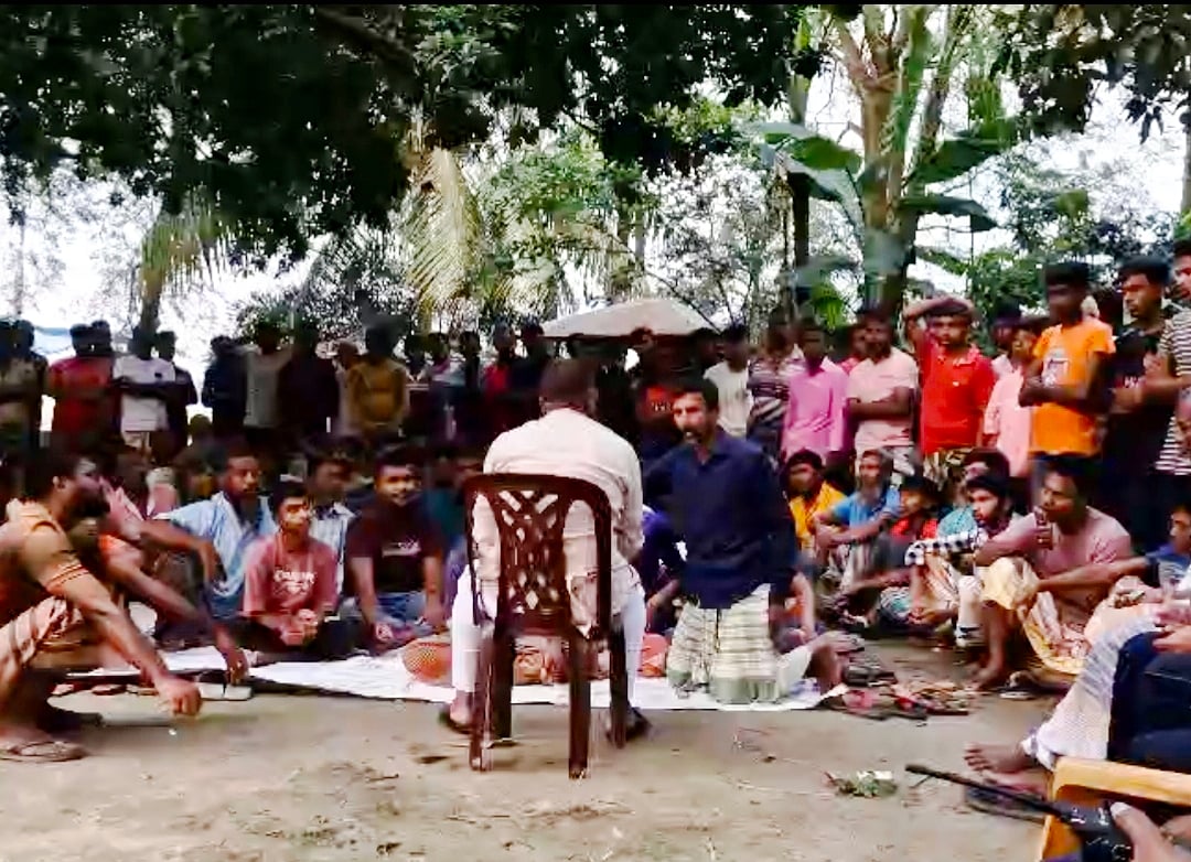 রাজশাহীর বাগমারার মাছ ব্যবসায়ী আসাদুল ইসলামকে আটকে রেখে পুলিশের উপস্থিতিতে ফাঁকা চেক ও নন-জুডিশিয়াল স্ট্যাম্পে স্বাক্ষর নেওয়া হয়েছে বলে অভিযোগ তাঁর