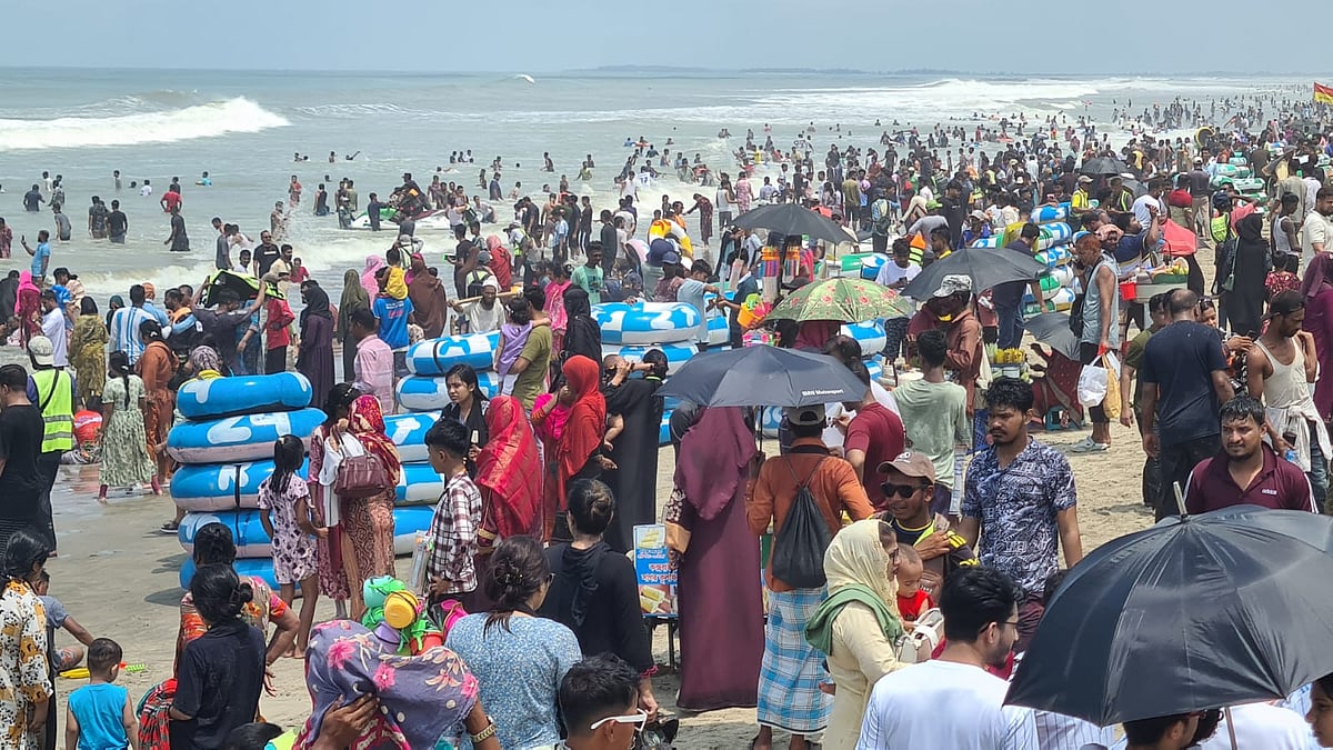 ঈদের ছুটিতে কক্সবাজার সমুদ্রসৈকতে পর্যটকের ঢল। আজ দুপুরে সুগন্ধা পয়েন্টে